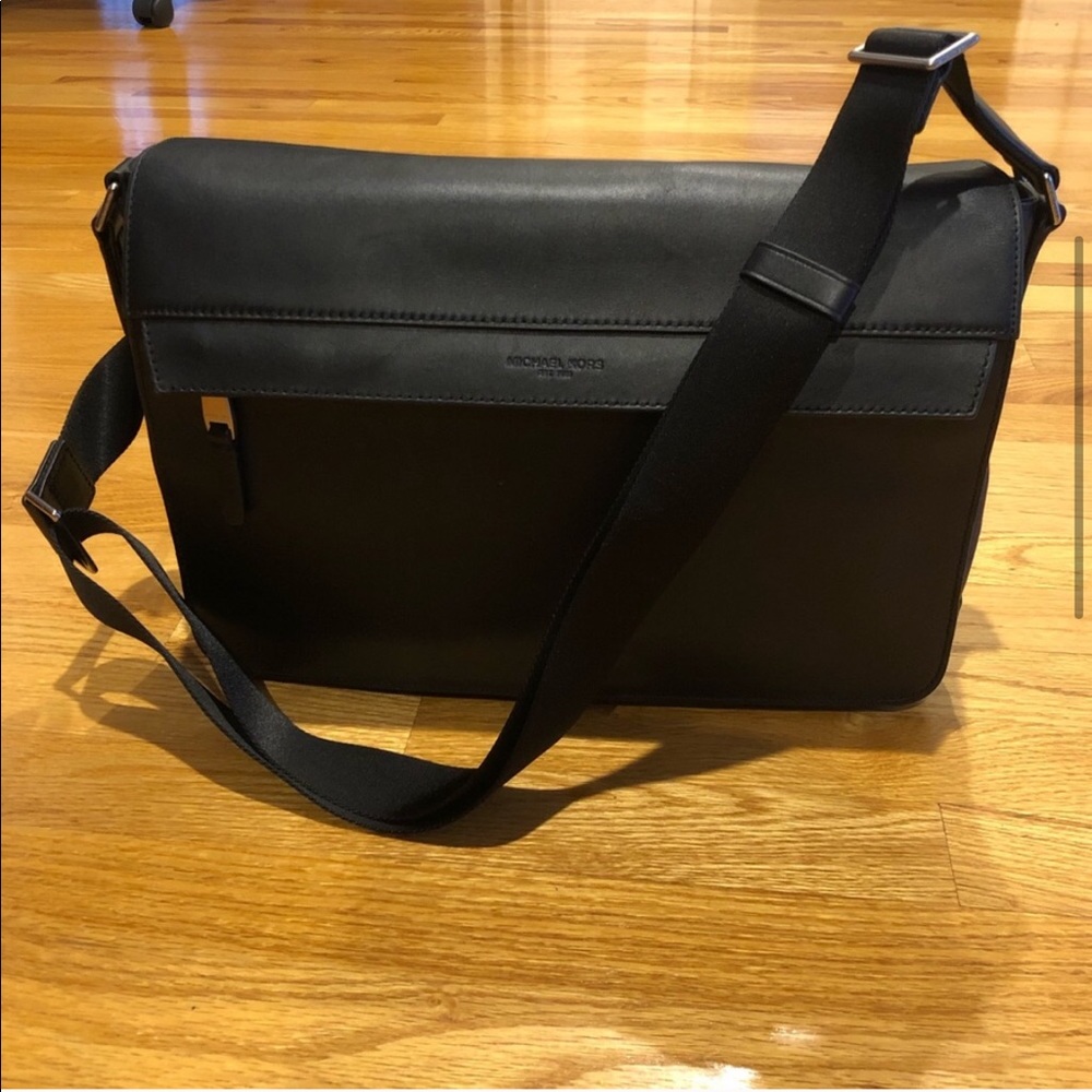 New Michael Kors Leather Messenger Bag - Picture 3 of 8